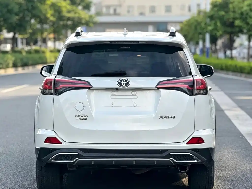 Toyota RAV4 — миниатюра 5