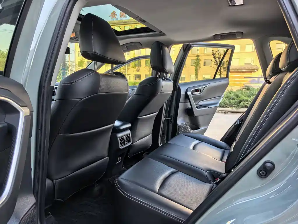 Toyota RAV4 — миниатюра 9