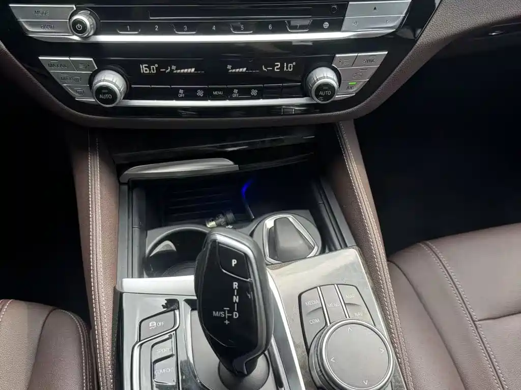 BMW 5 Series — миниатюра 17