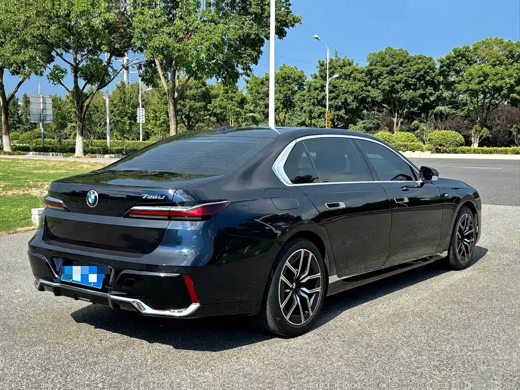 BMW 7 Series — миниатюра 5