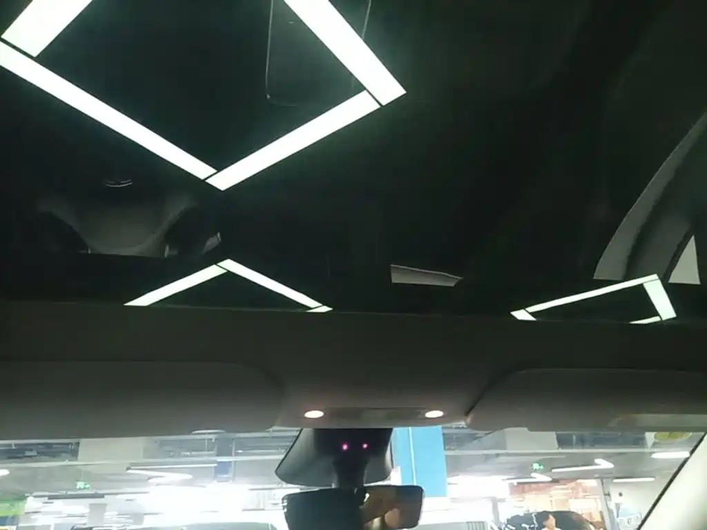 Tesla Model Y — миниатюра 18