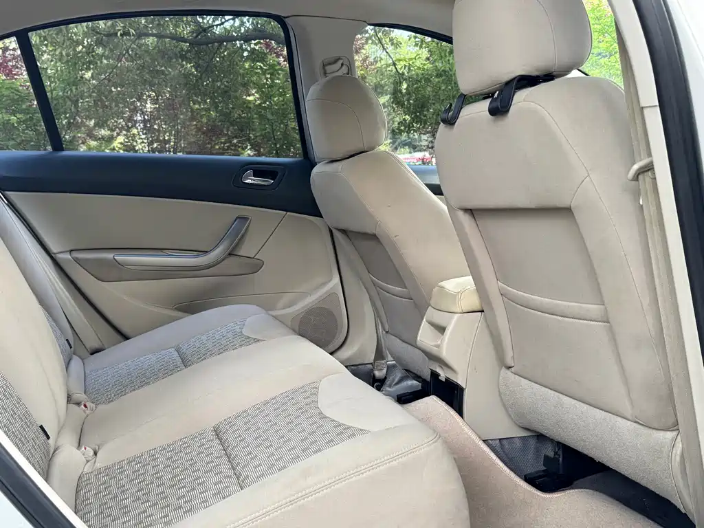 Peugeot 408 2010 2.0L AT Luxury