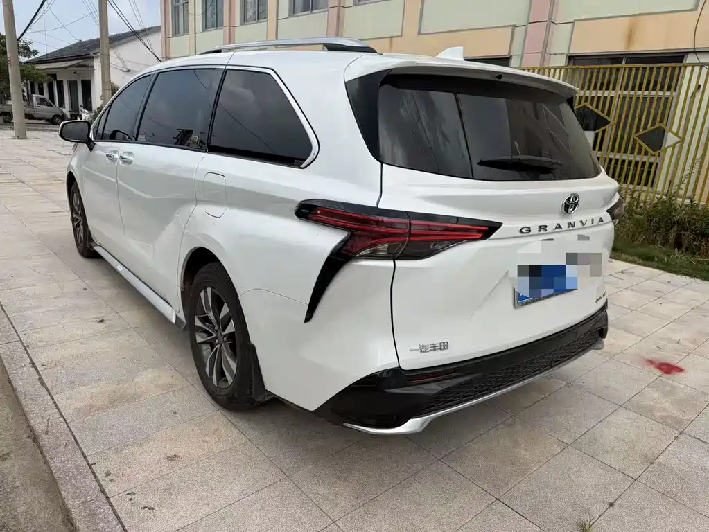 Toyota Granvia — миниатюра 4