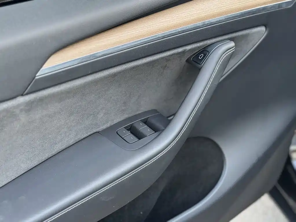 Tesla Model Y — миниатюра 10