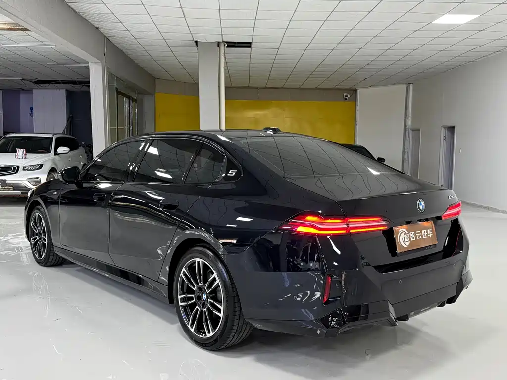 BMW 5 Series — миниатюра 7