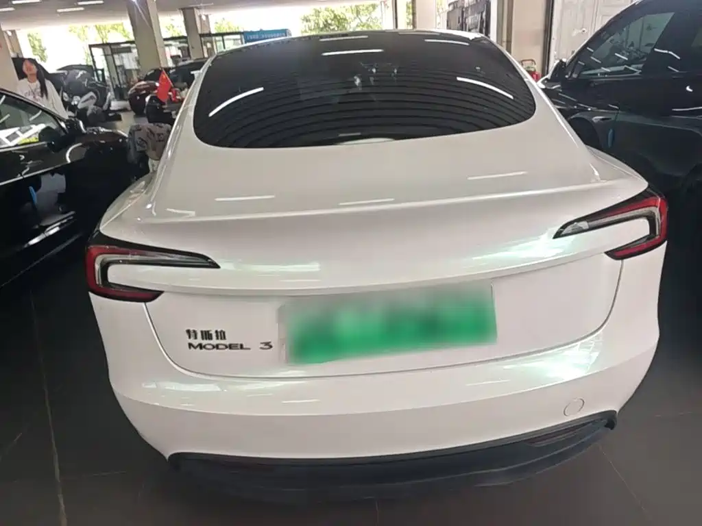 Tesla Model 3 — миниатюра 6