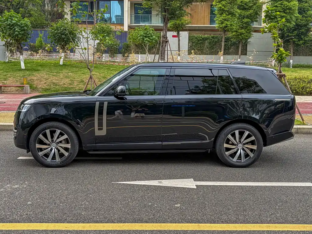 Land Rover Range Rover 2023 3.0 L6 400PS мест Long Wheelbase