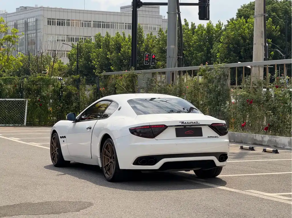 Maserati GranTurismo — миниатюра 6