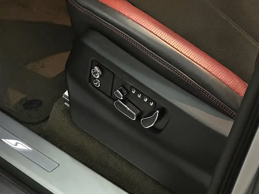 Bentley Bentayga — миниатюра 26