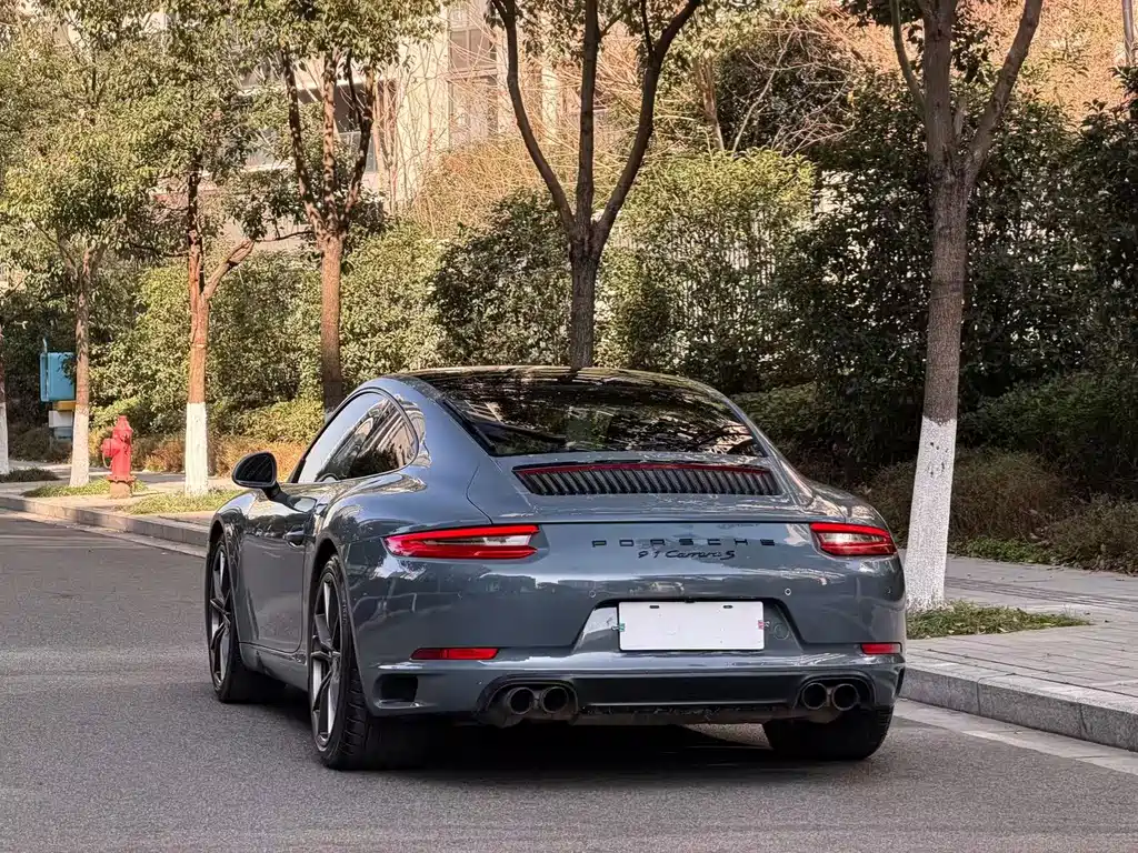 PORSCHE 911