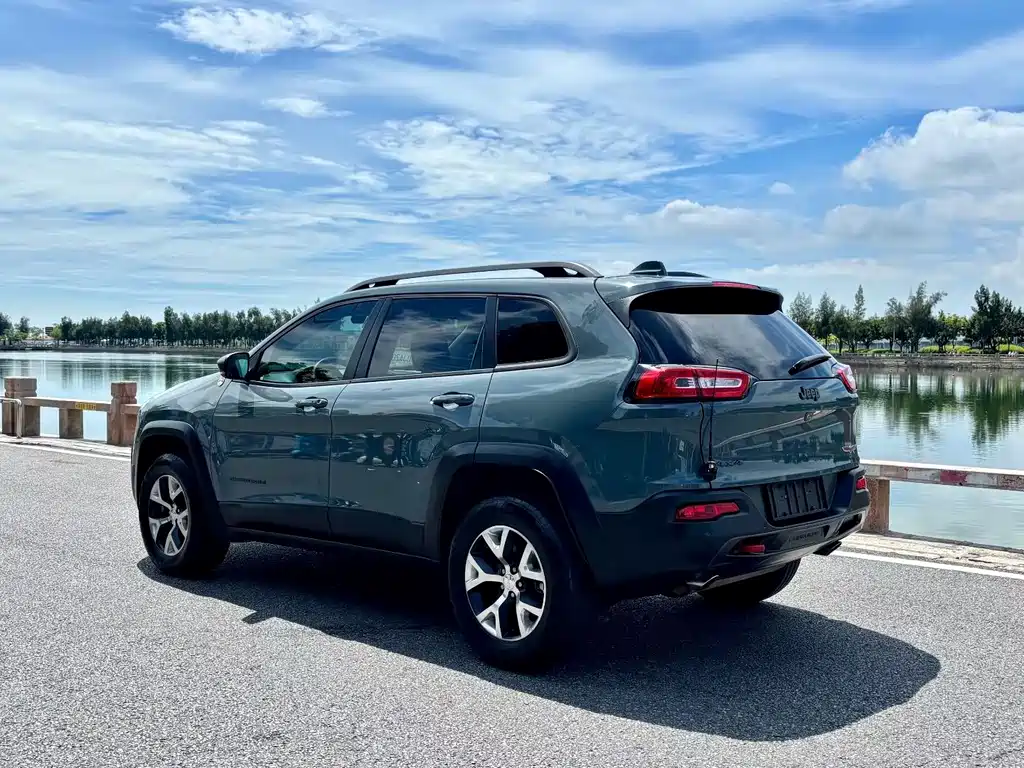 Jeep Cherokee (Import) — миниатюра 9
