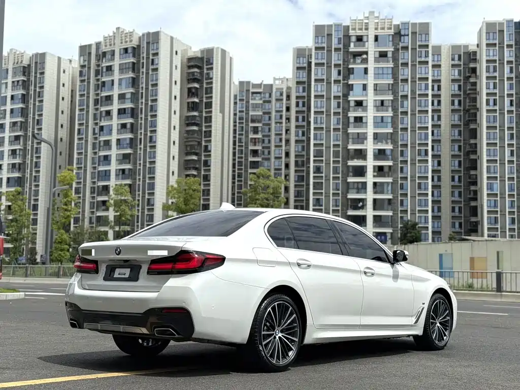 BMW 5 Series — миниатюра 9