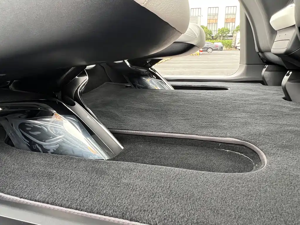 Tesla Model X — миниатюра 16