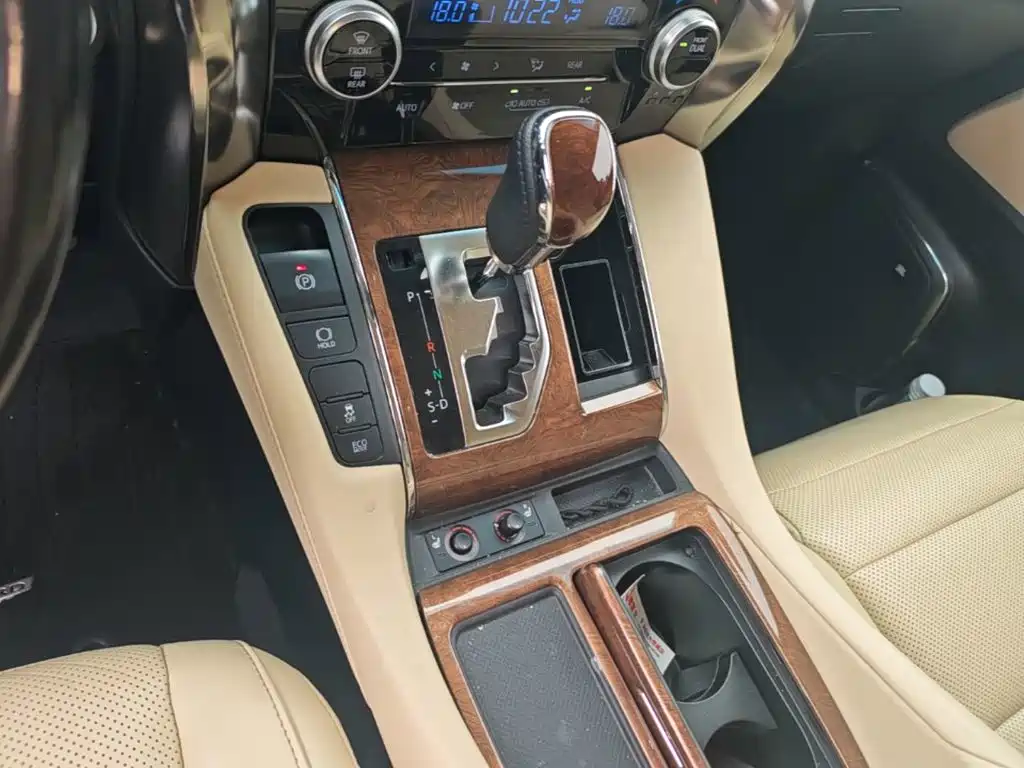 Toyota Alphard — миниатюра 14