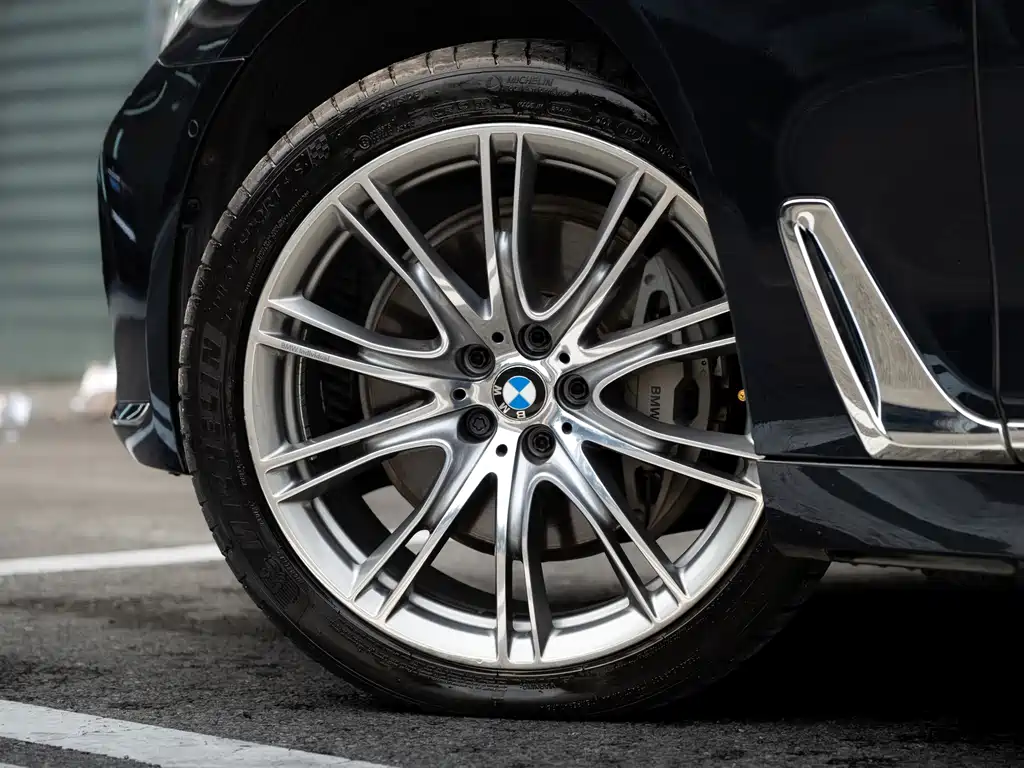 BMW 7 Series — миниатюра 4