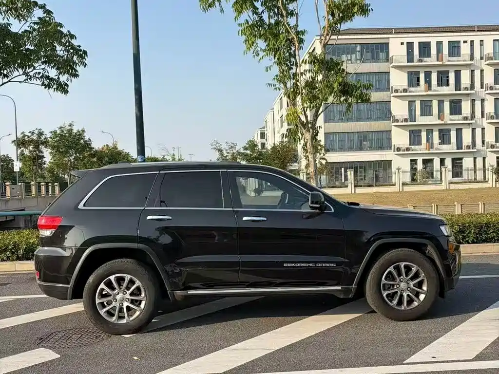 Jeep Grand Cherokee (Import) — миниатюра 9