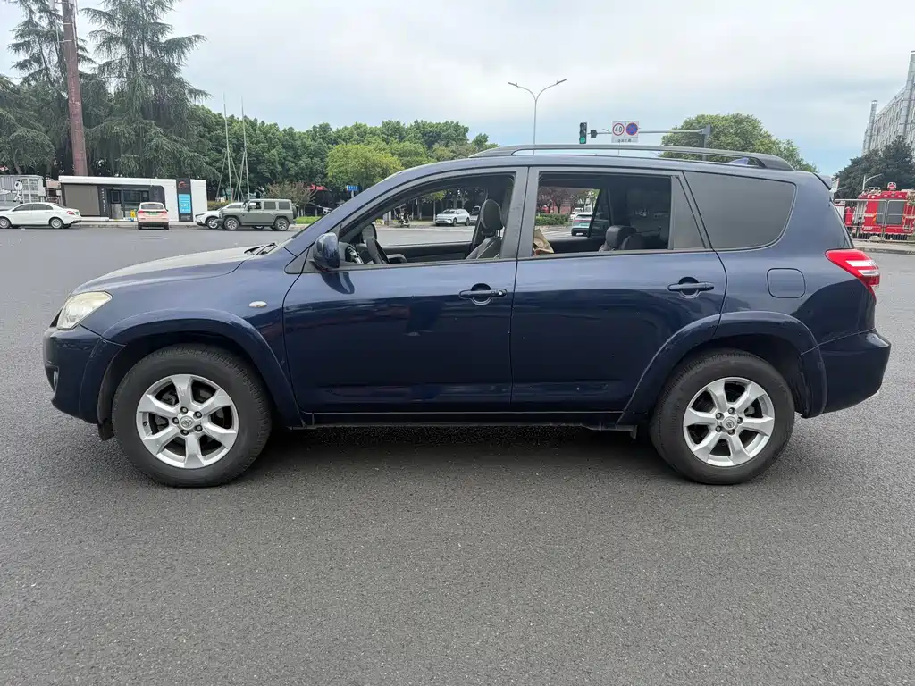 Toyota RAV4 — миниатюра 4