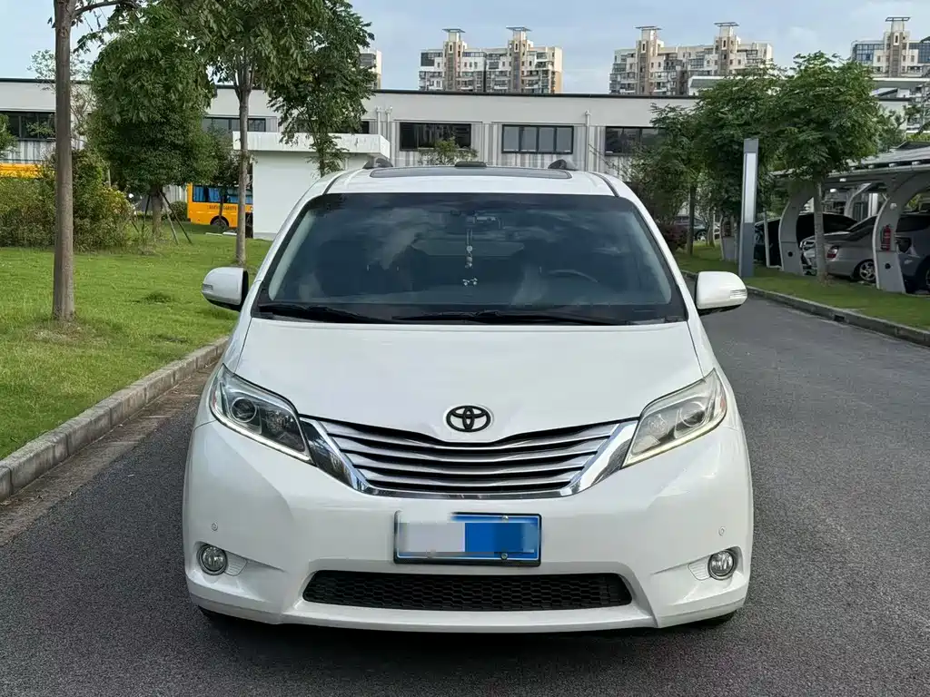 Toyota Sienna — миниатюра 2