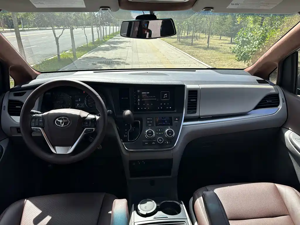 Toyota Sienna — миниатюра 11
