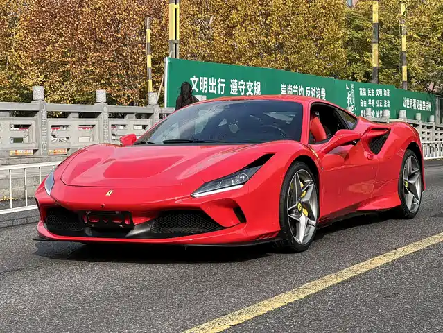 FERRARI F8