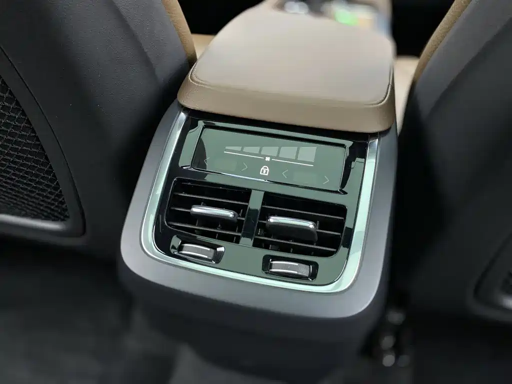 Volvo XC90 — миниатюра 17