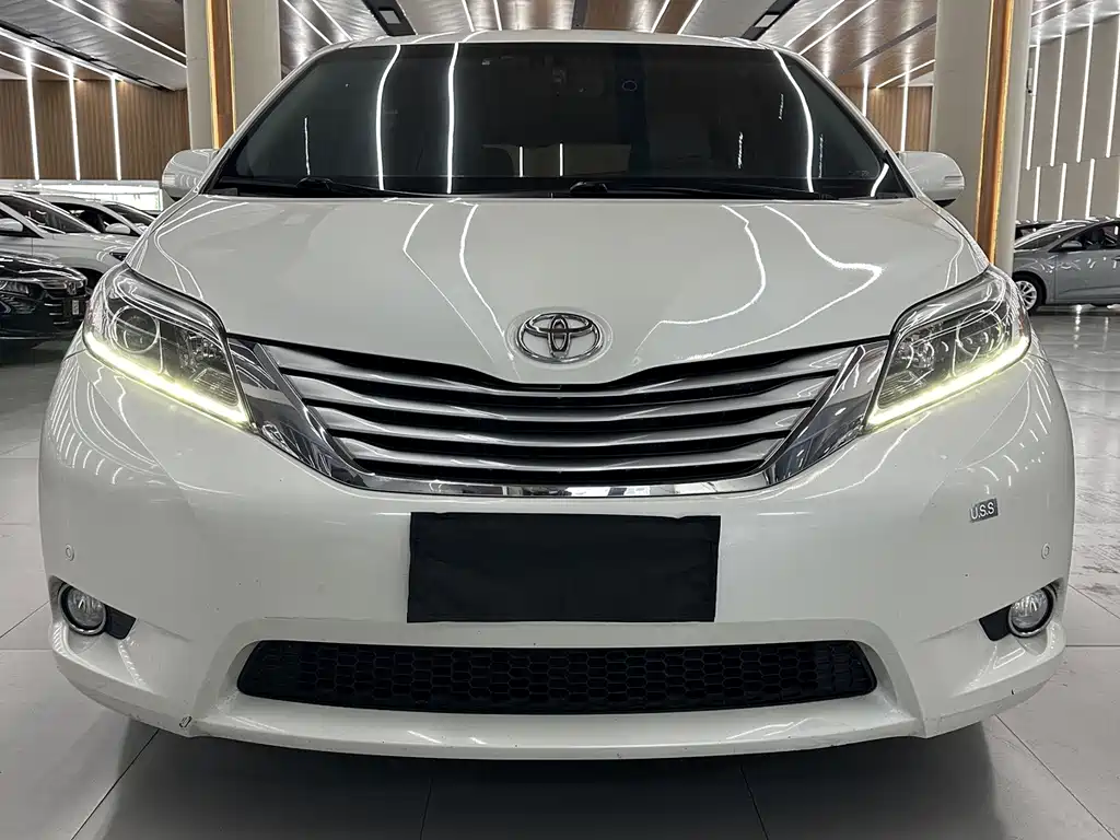 Toyota Sienna — миниатюра 2