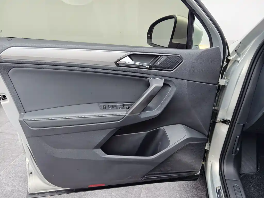 Volkswagen Tiguan L — миниатюра 16