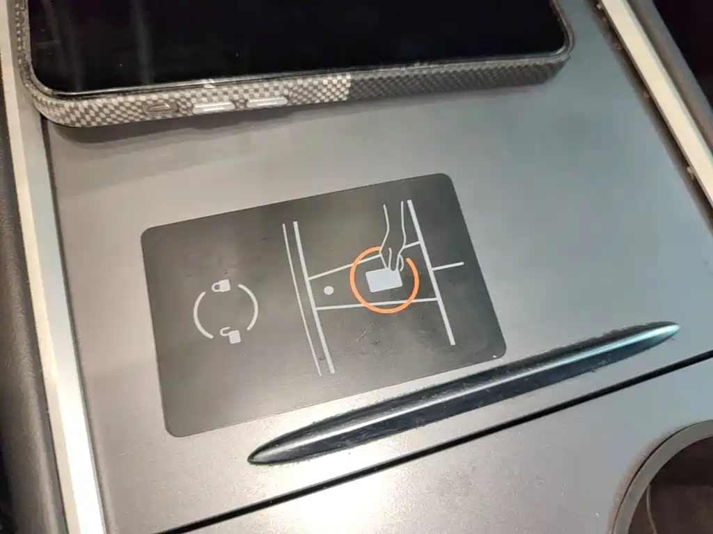 Tesla Model Y — миниатюра 9