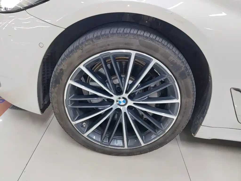 BMW 5 Series — миниатюра 23