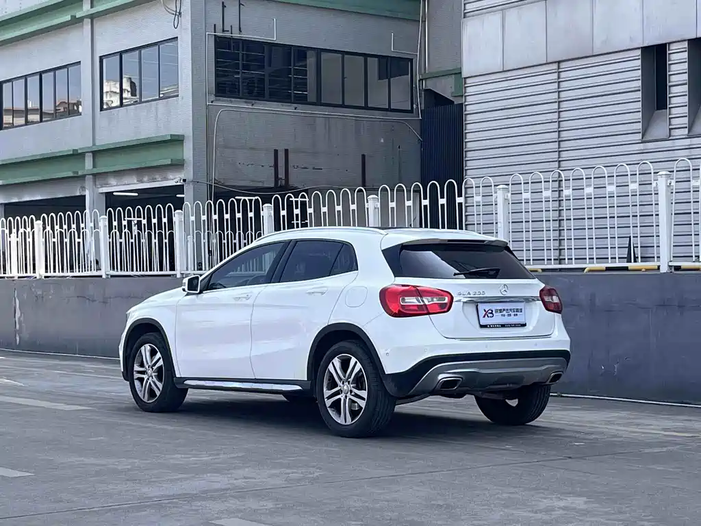 MERCEDES-BENZ GLA