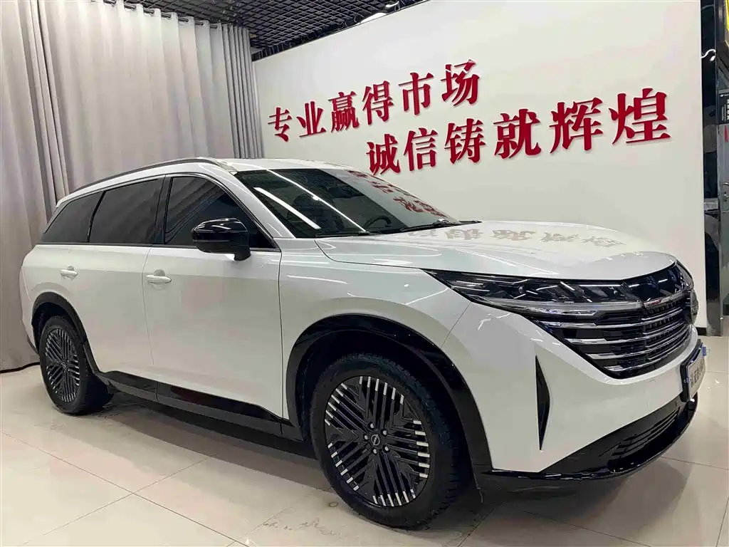 NISSAN EXPLORING THE LAND