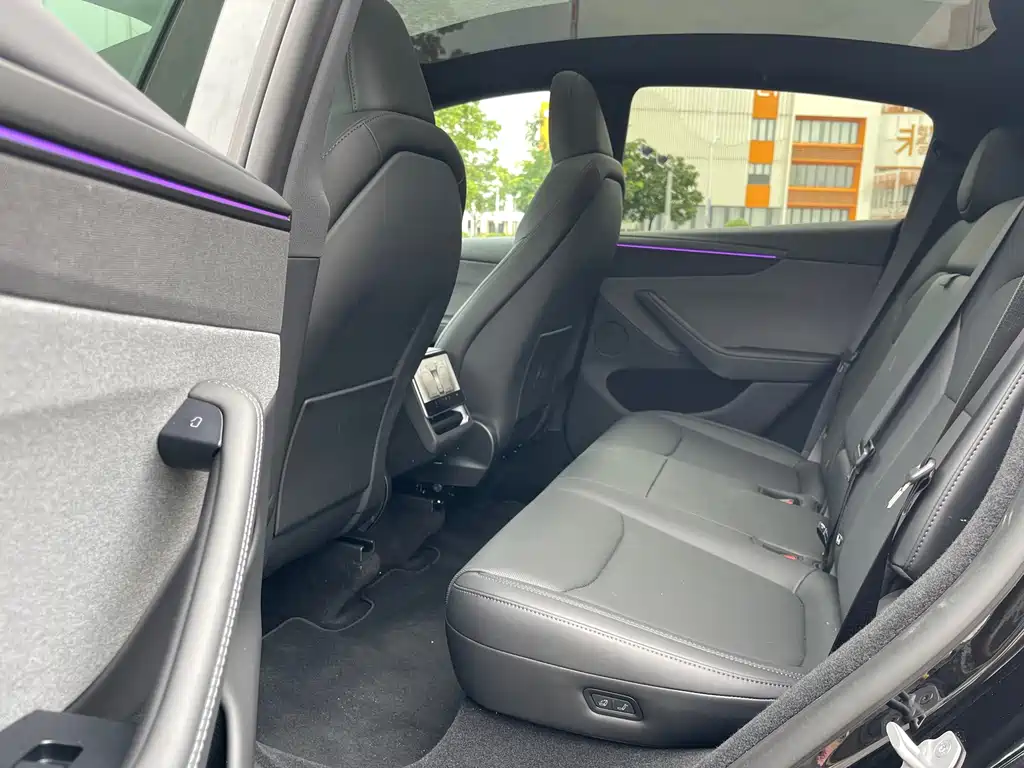 Tesla Model Y — миниатюра 8