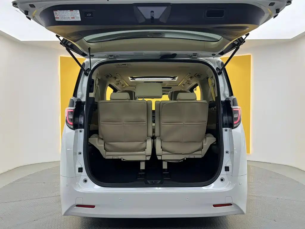 Toyota Alphard — миниатюра 13