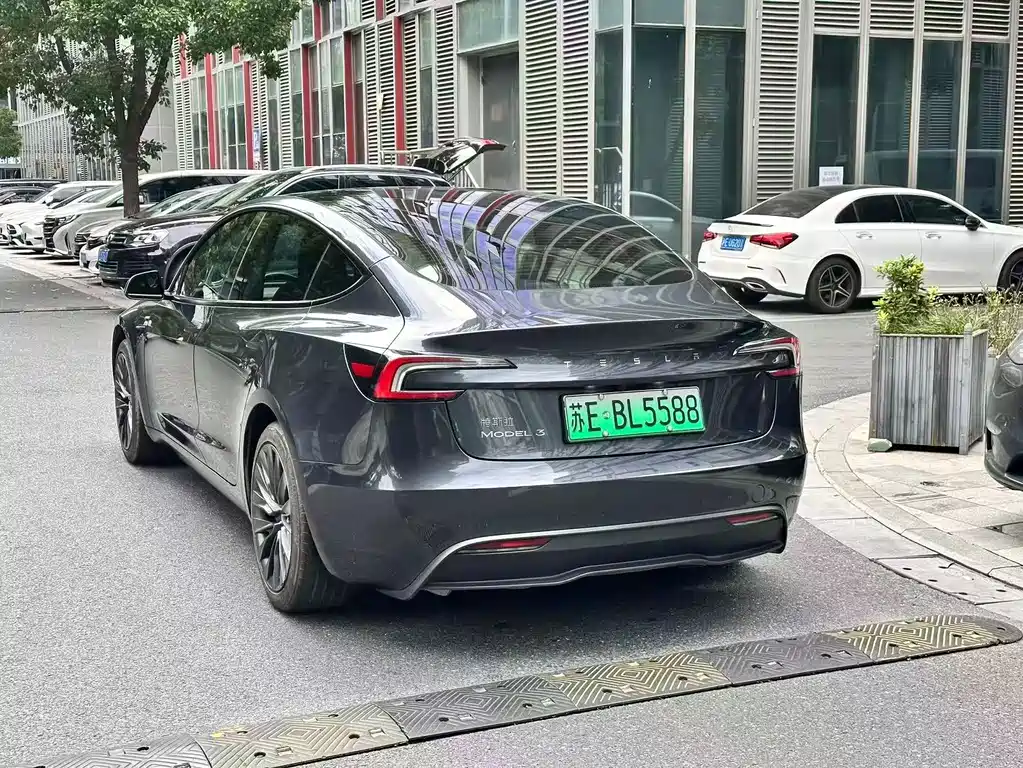 Tesla Model 3 — миниатюра 9