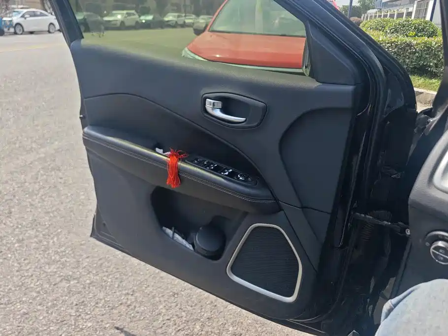 Jeep Compass — миниатюра 7