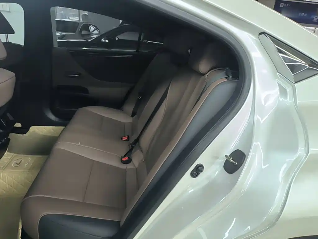Lexus ES — миниатюра 17