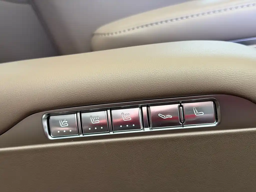 AITO ASK THE WORLD M9