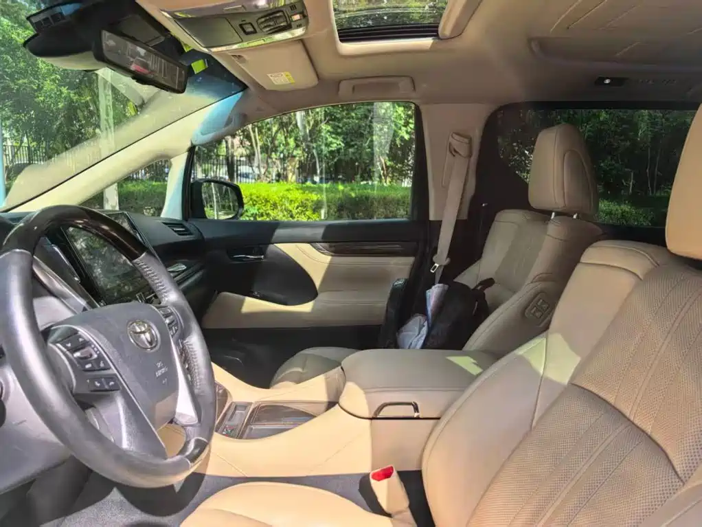 Toyota Alphard — миниатюра 7