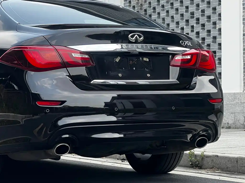 INFINITI Q70