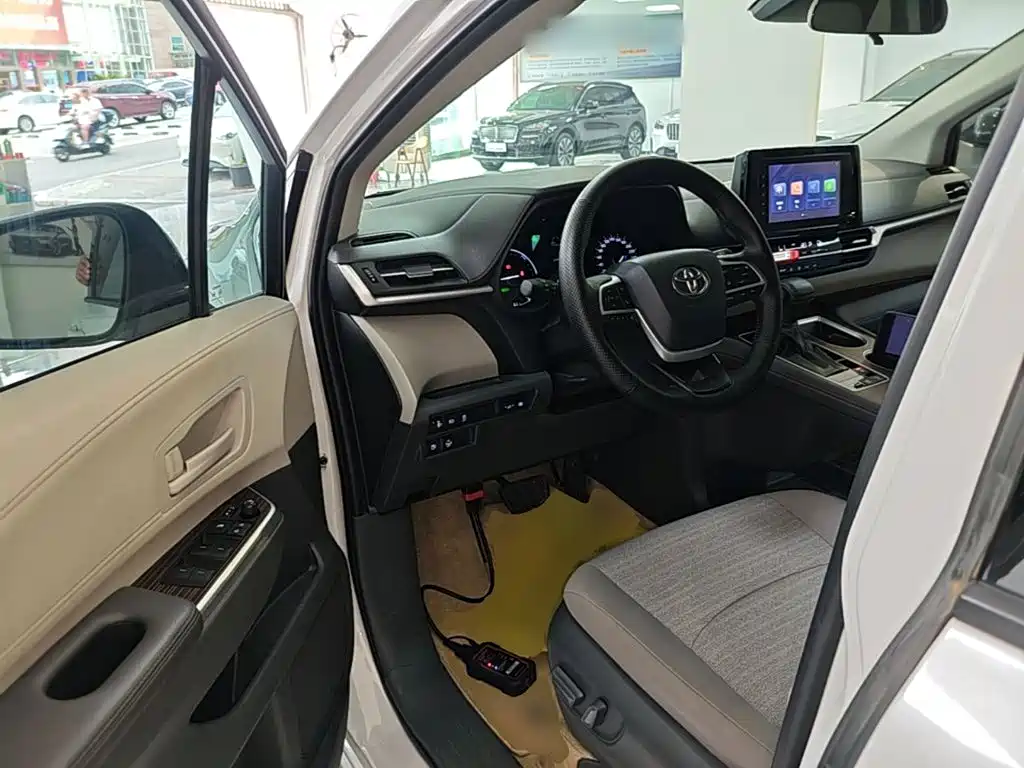 Toyota Sienna — миниатюра 16