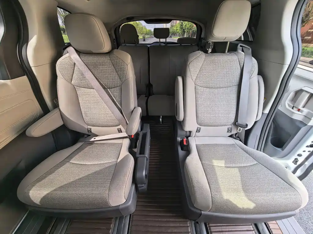 Toyota Sienna — миниатюра 28