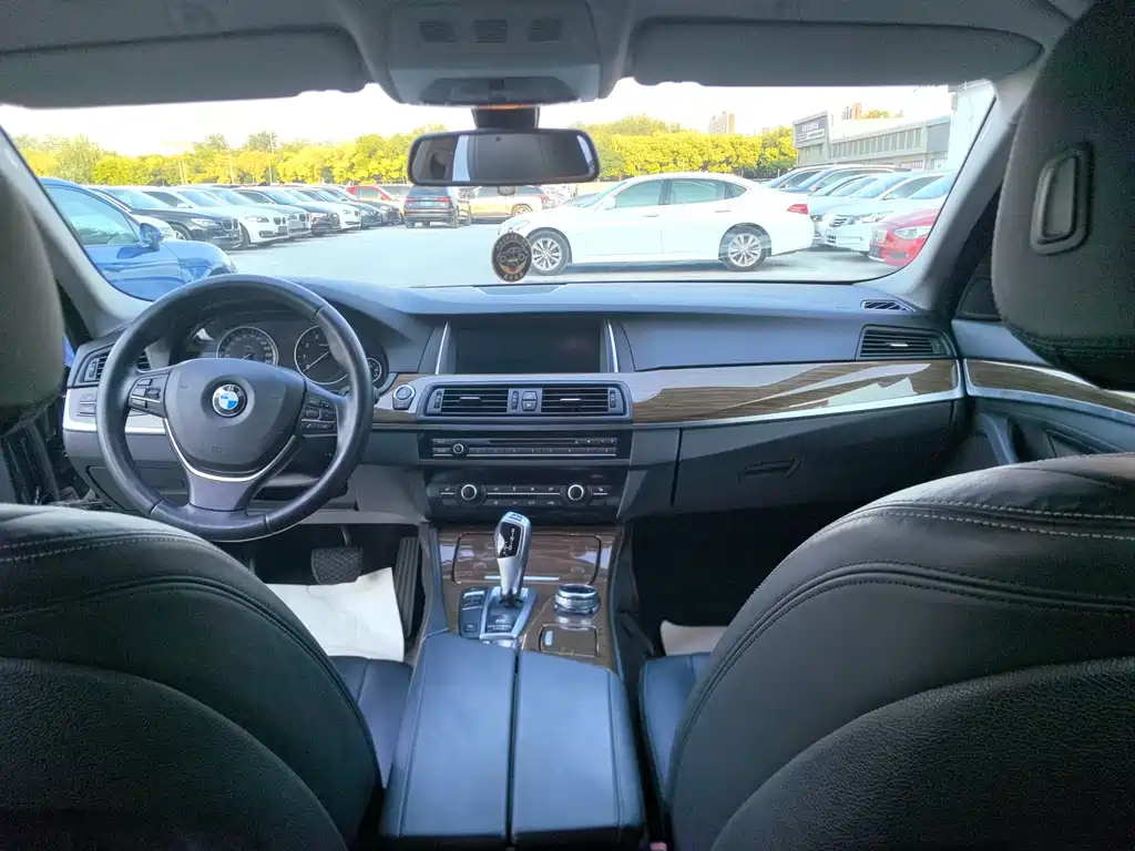BMW 5 Series — миниатюра 8