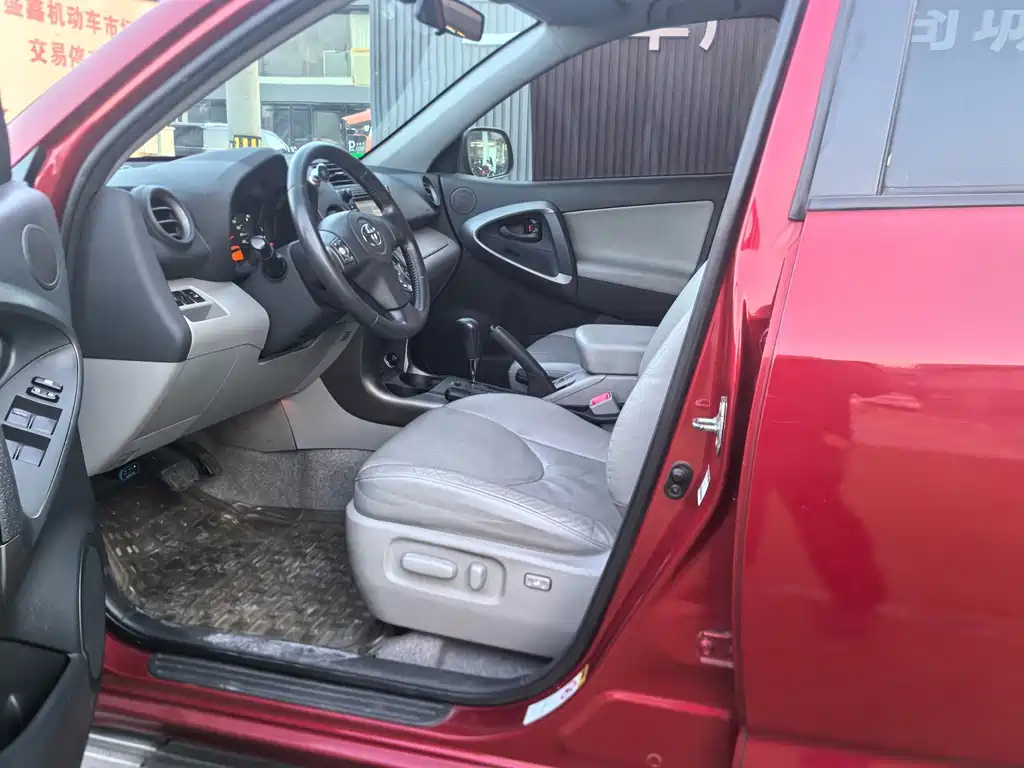 Toyota RAV4 — миниатюра 9