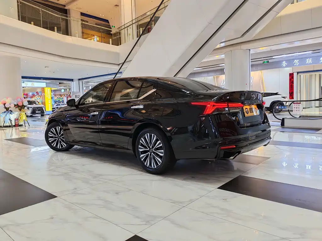 Nissan Altima 2025 2.0L SV Black Gold