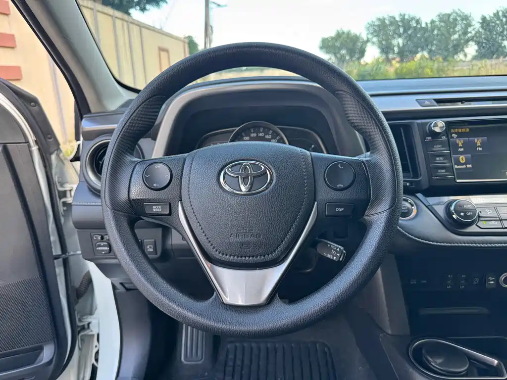 Toyota RAV4 — миниатюра 10