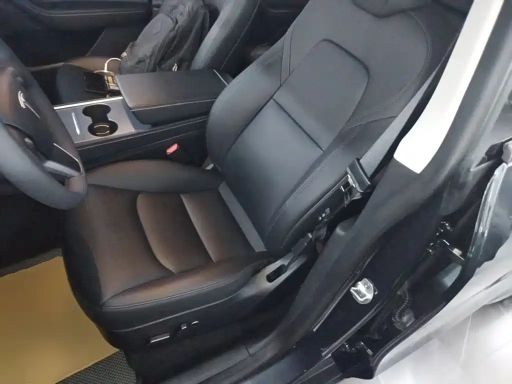 Tesla Model Y — миниатюра 15