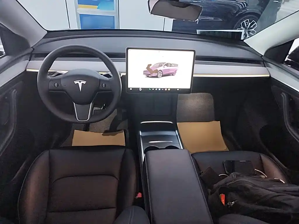 Tesla Model Y — миниатюра 10