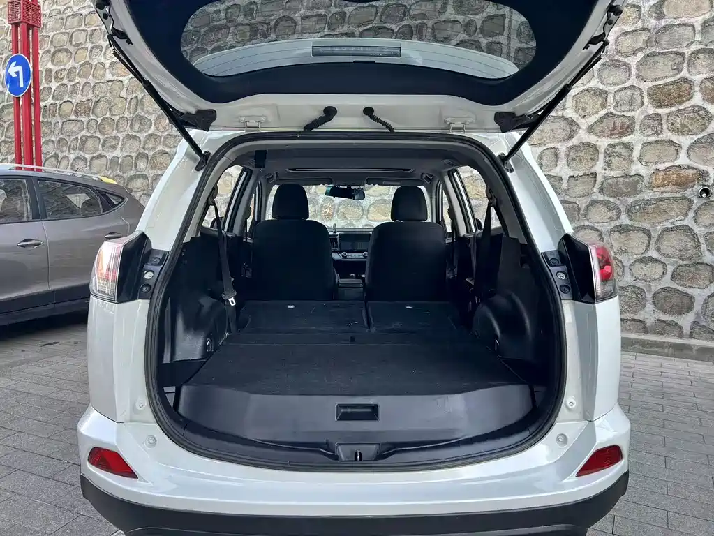 Toyota RAV4 — миниатюра 13