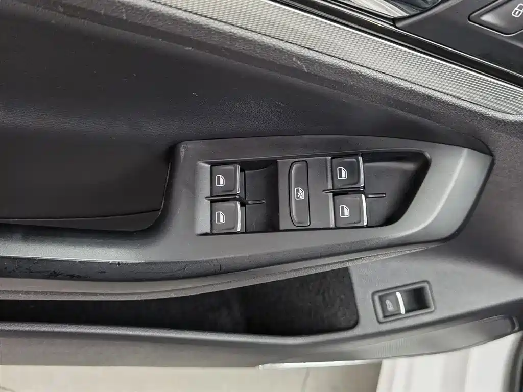 Volkswagen Sagitar 2018 1.6L AT Comfort