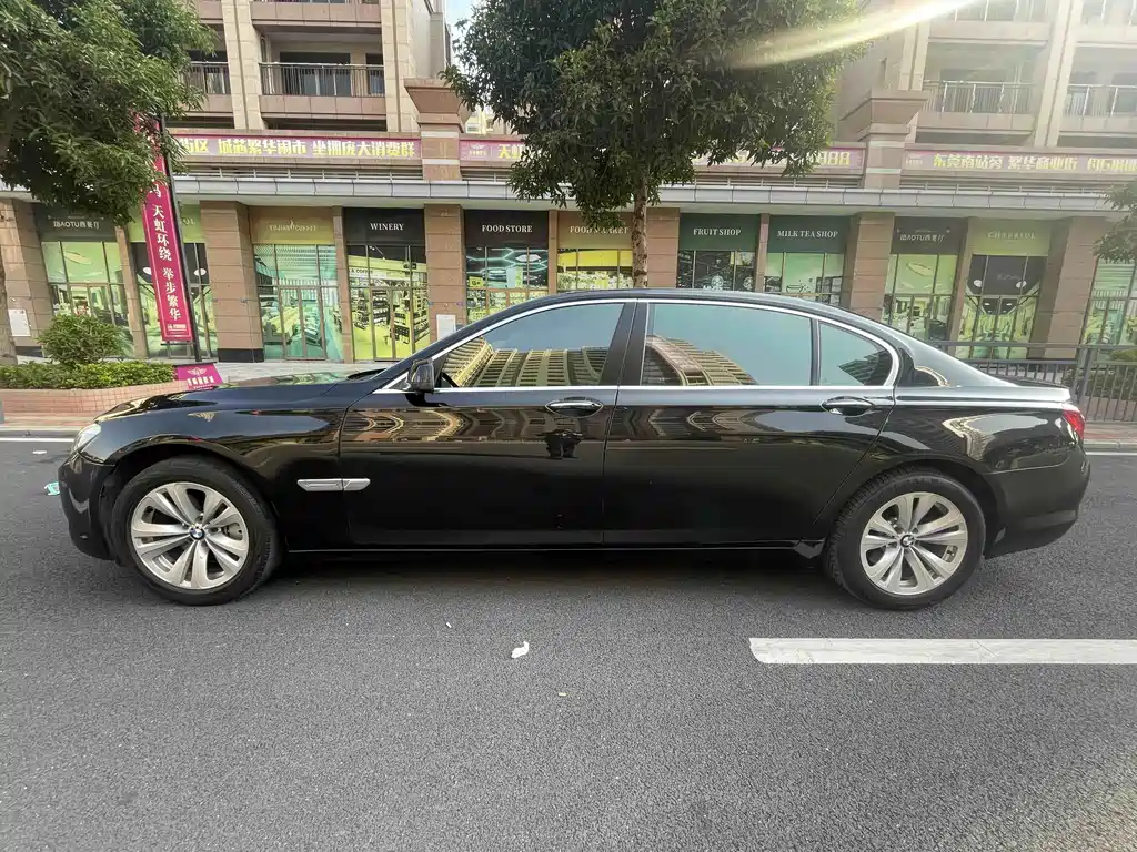 BMW 7 Series — миниатюра 7
